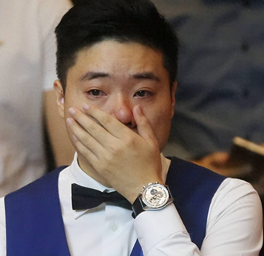 丁俊晖在比赛中受伤退赛，C罗主帅表示担忧